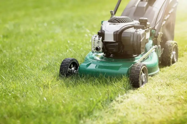 How to Mow a Lawn in Centennial, CO